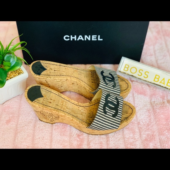 ♥️SOLD to a lovely Buyer!♥️Chanel Logo Wedge - Picture 3 of 9